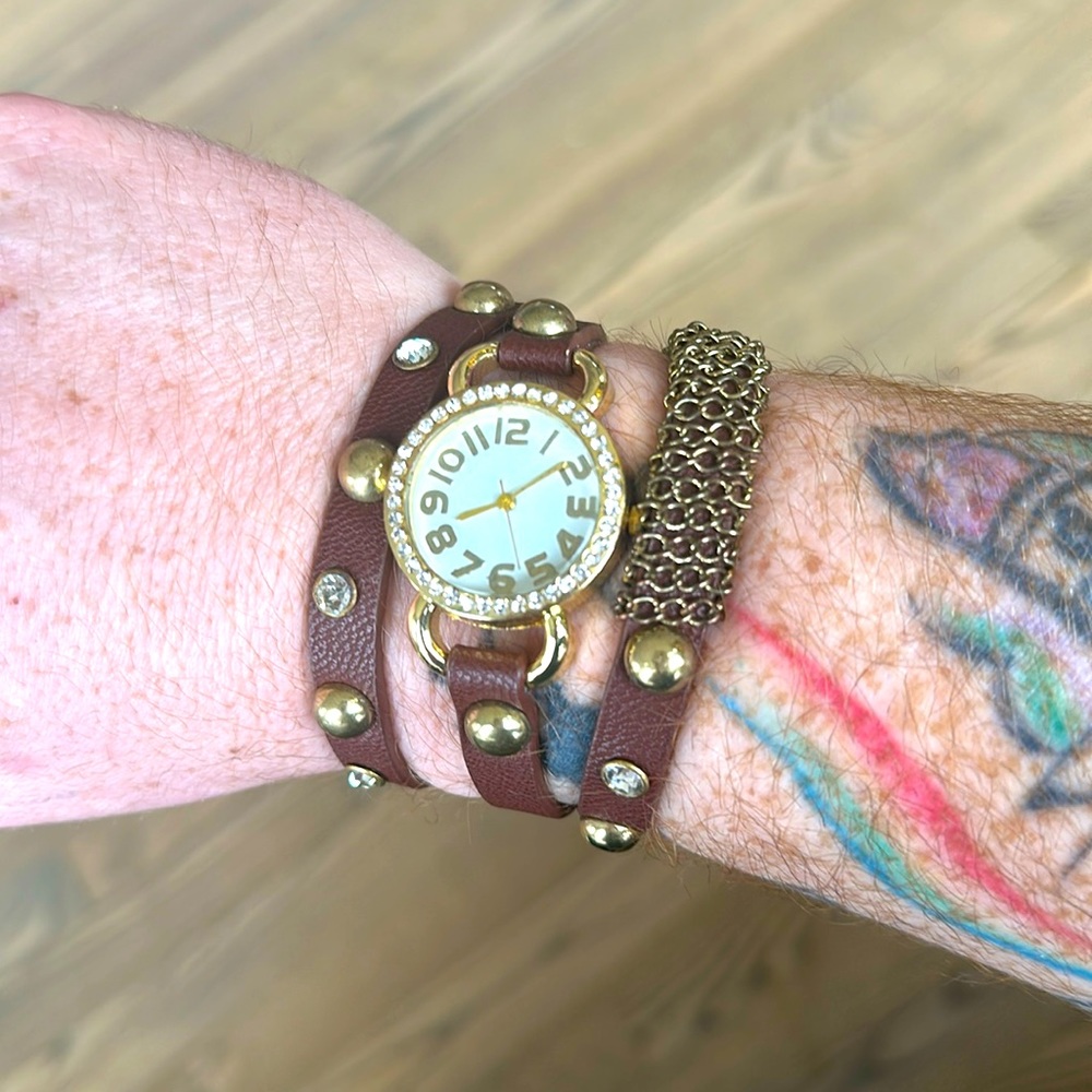 Gold tone watch with gold tone and crystal detailing. Just needs a new battery!